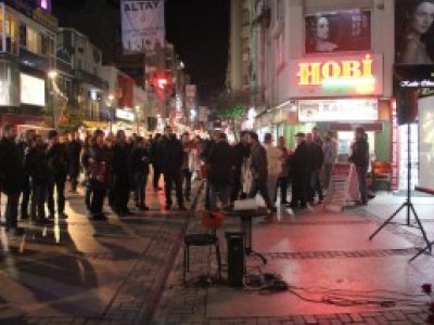 TMMOB İZMİR İL KOORDİNASYON KURULU ÜYELERİ, ALSANCAK KIBRIS ŞEHİTLERİ CADDESİNDE BROŞÜR DAĞITIMI GERÇEKLEŞTİRDİ