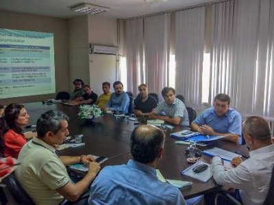 HATAY VALİ YARDIMCISI SN. MAHMUT HERSANLIOĞLU VE ÇEVRE VE ŞEHİRCİLİK İL MÜDÜRÜ SN. HALİT ERGİN BAŞKANLIĞINDA "HAVA KİRLİLİĞİ VE HATAYIN HAVA KİRLİLİĞİ" KONULU TOPLANTISINA KATILDIK.