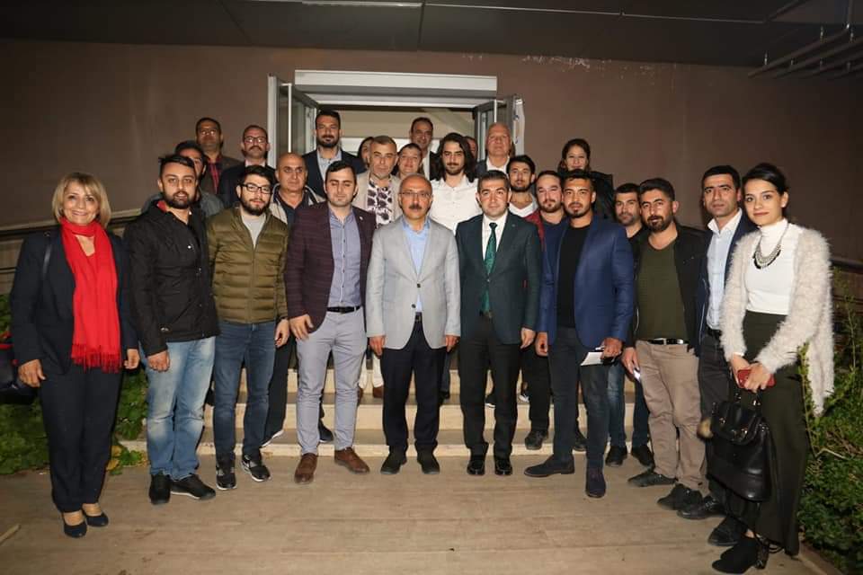 26 MART 2019 TARİHİNDE TBMM PLAN VE BÜTÇE KOMİSYONU BAŞKANI VE 26. DÖNEM MERSİN MİLLETVEKLİ SN. LÜTFİ ELVAN VE YENİŞEHİR BELEDİYESİ CUMHUR İTTİFAKI ADAYI SN.BEKİR TOPÇU, TMMOB ÇEVRE MÜHENDİSLERİ ODASI MERSİN ŞUBESİ ÜYELERİYLE BİR ARAYA GELDİ.